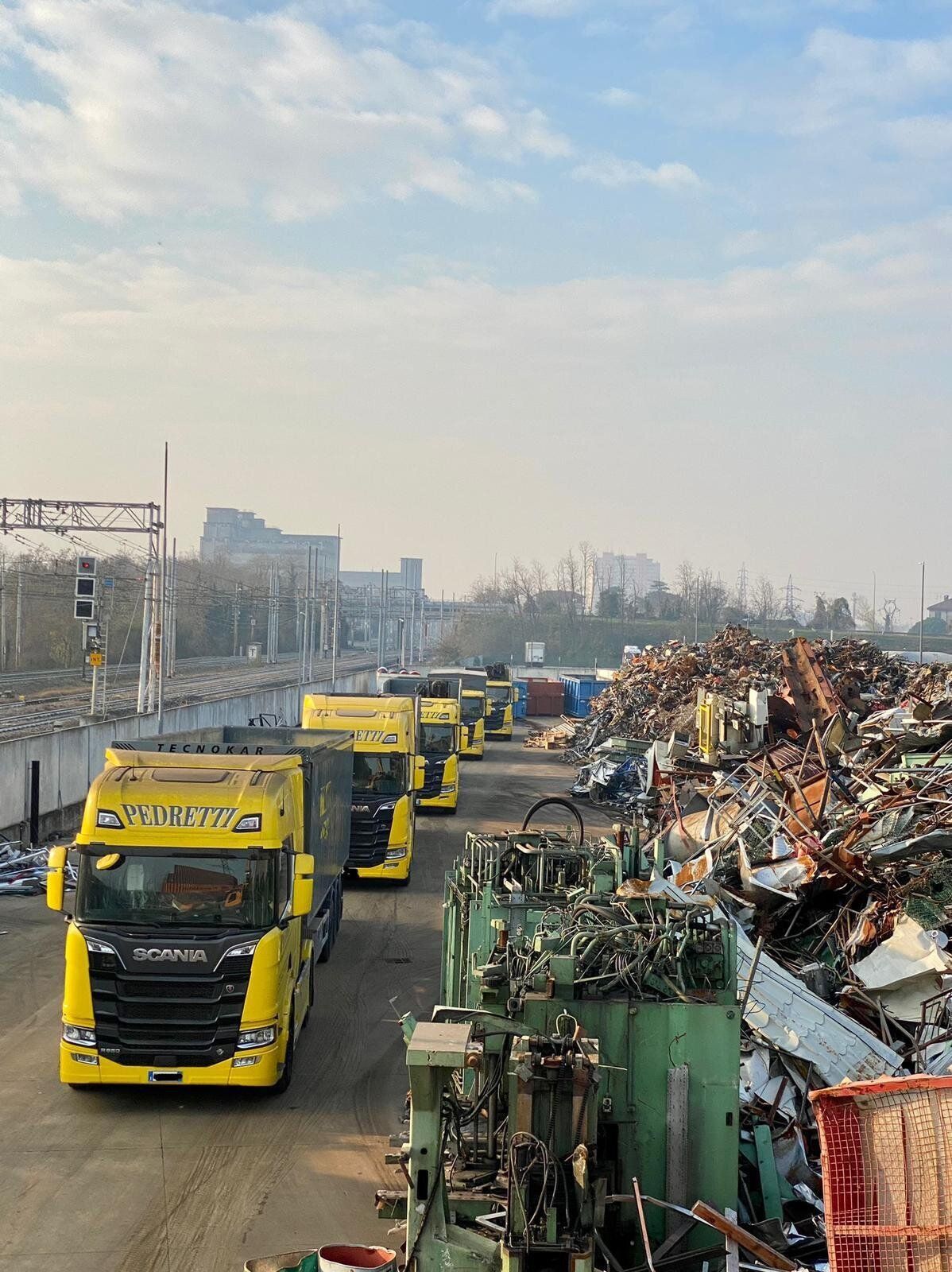 Camion nello stabilimento rifiuti