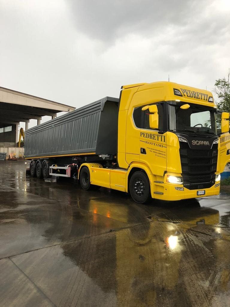 Camion giallo e nero