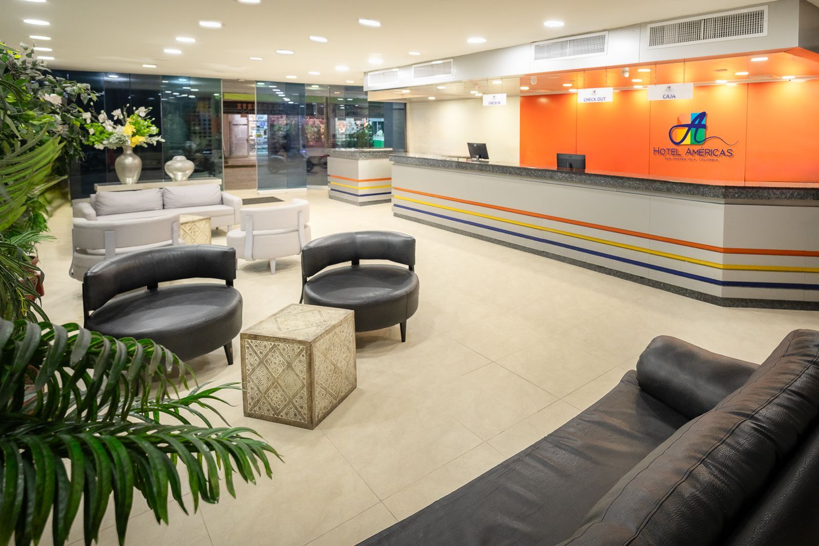 Lobby y zona de espera de Hotel Américas SAI, hoteles económicos en San Andrés para moverte fácil desde Spratt Bight.