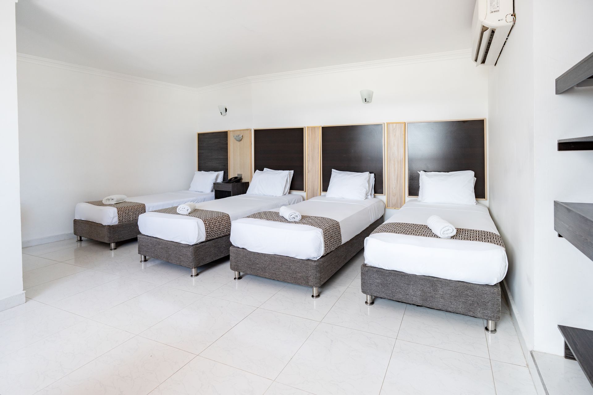 Habitaciones en san andres con varias camas individuales, espacio ideal para grupos y familias.