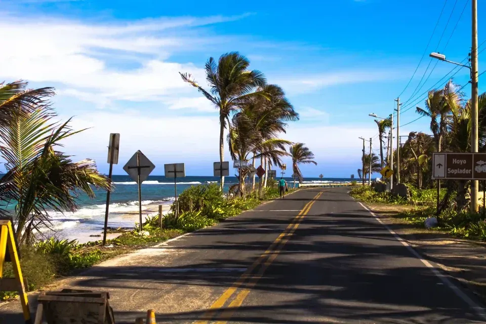 Carretera cerca de las playas de San Andrés