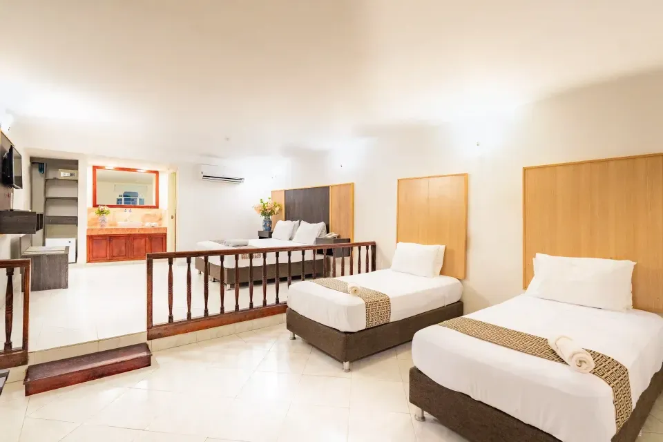Habitación del Hotel Américas SAI San Andrés con diseño moderno, ideal para disfrutar de promociones en San Andrés cerca del mar.