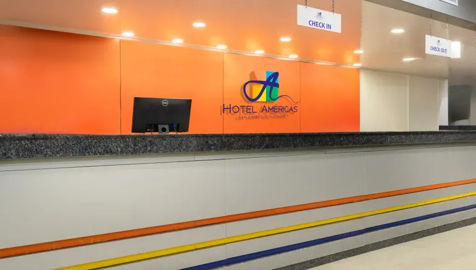 Recepción del Hotel Américas en San Andrés con área de check in y check out, atención 24 horas en el centro de la isla cerca a Playa Spratt Bight.