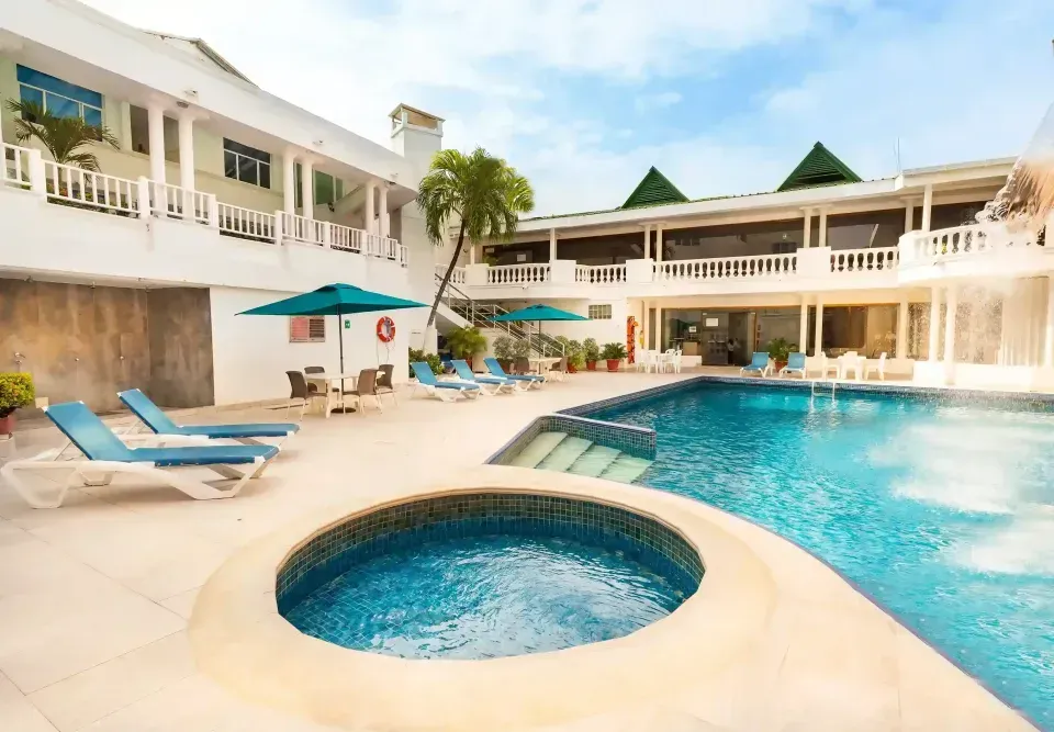 Piscina con zona tipo jacuzzi en Hotel Américas SAI, hoteles económicos en San Andrés cerca de Spratt Bight.