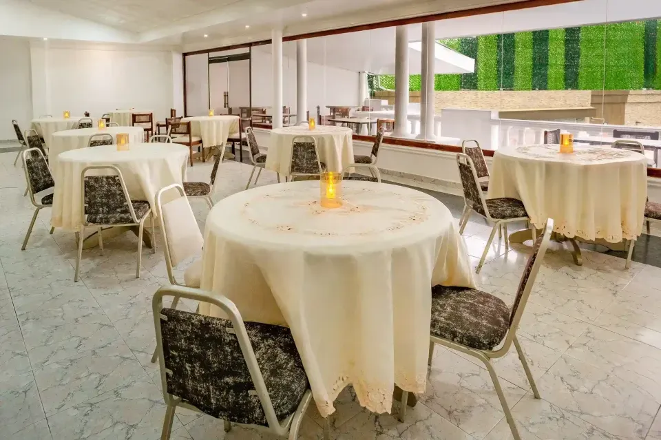 Salón para eventos en el Hotel Américas SAI San Andrés, espacio perfecto para reuniones, celebraciones o escapadas románticas con promociones exclusivas.