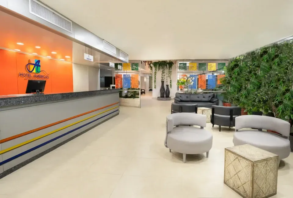 Acceso y zona de parqueo de Hotel Américas SAI, dónde hospedarse en San Andrés para facilitar traslados en familia.