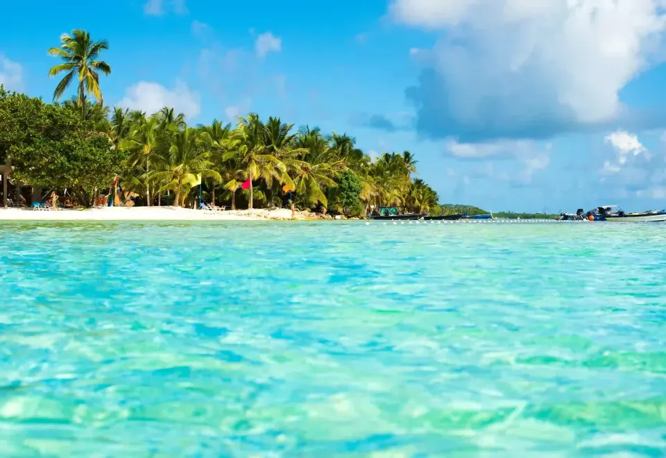 Mar de siete colores en San Andrés, paisaje caribeño único para una escapada romántica desde el Hotel Américas SAI.