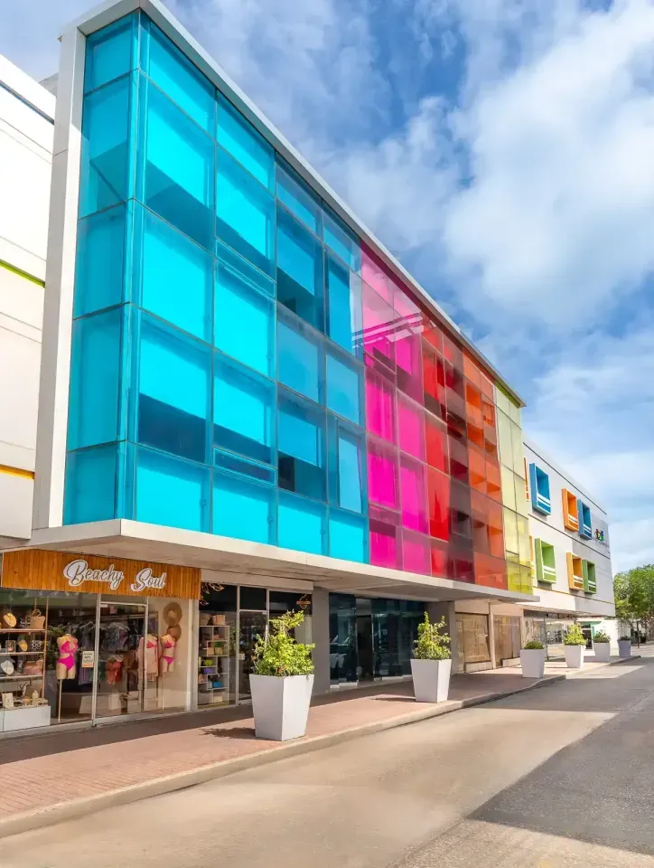 Fachada del Hotel Américas SAI San Andrés, un alojamiento cerca de la playa con promociones especiales para tus vacaciones en la isla.