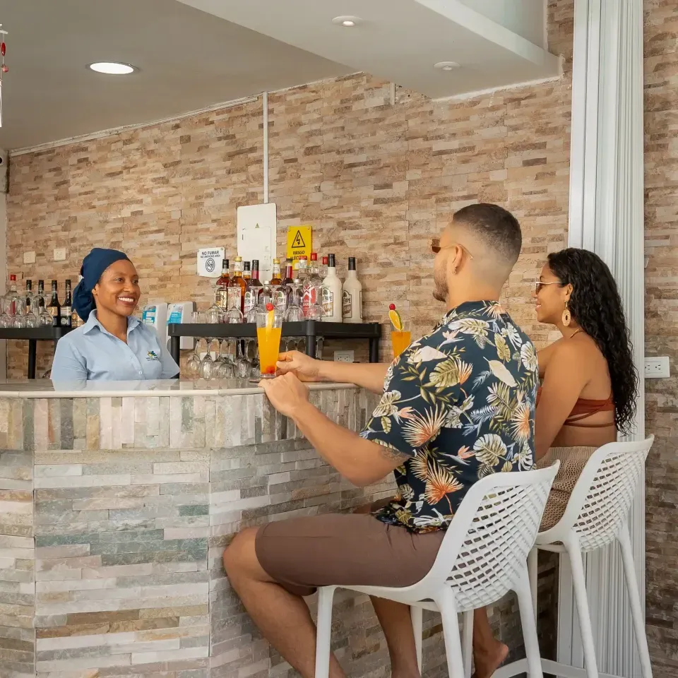 Bar del Hotel Américas SAI San Andrés, espacio para disfrutar cocteles y momentos inolvidables en tus vacaciones frente al mar.
