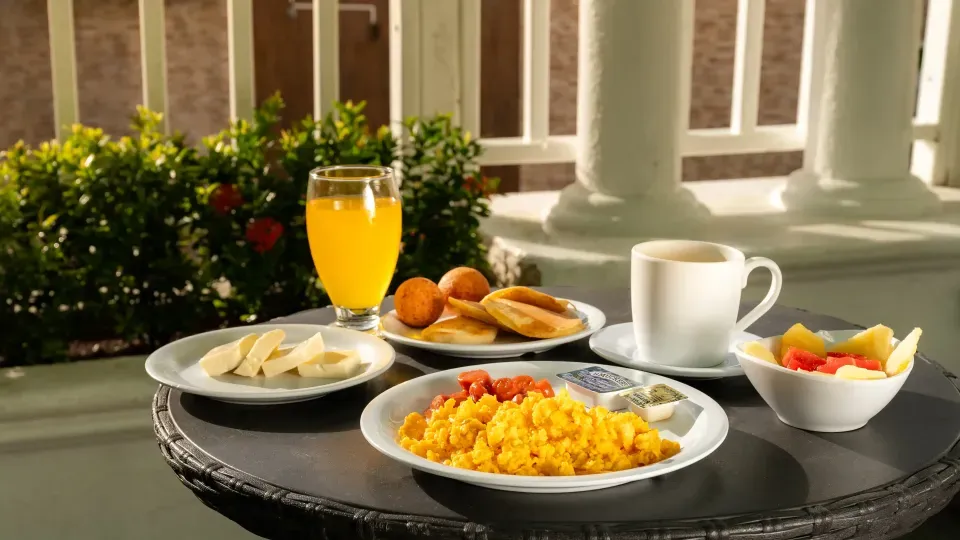 Desayuno tropical en el Hotel Américas SAI San Andrés, ideal para comenzar el día con energía durante tu escapada a la isla.