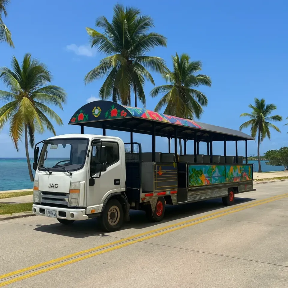 Bus turístico recorriendo San Andrés, plan recomendado por el Hotel Américas SAI para conocer la isla en pareja.