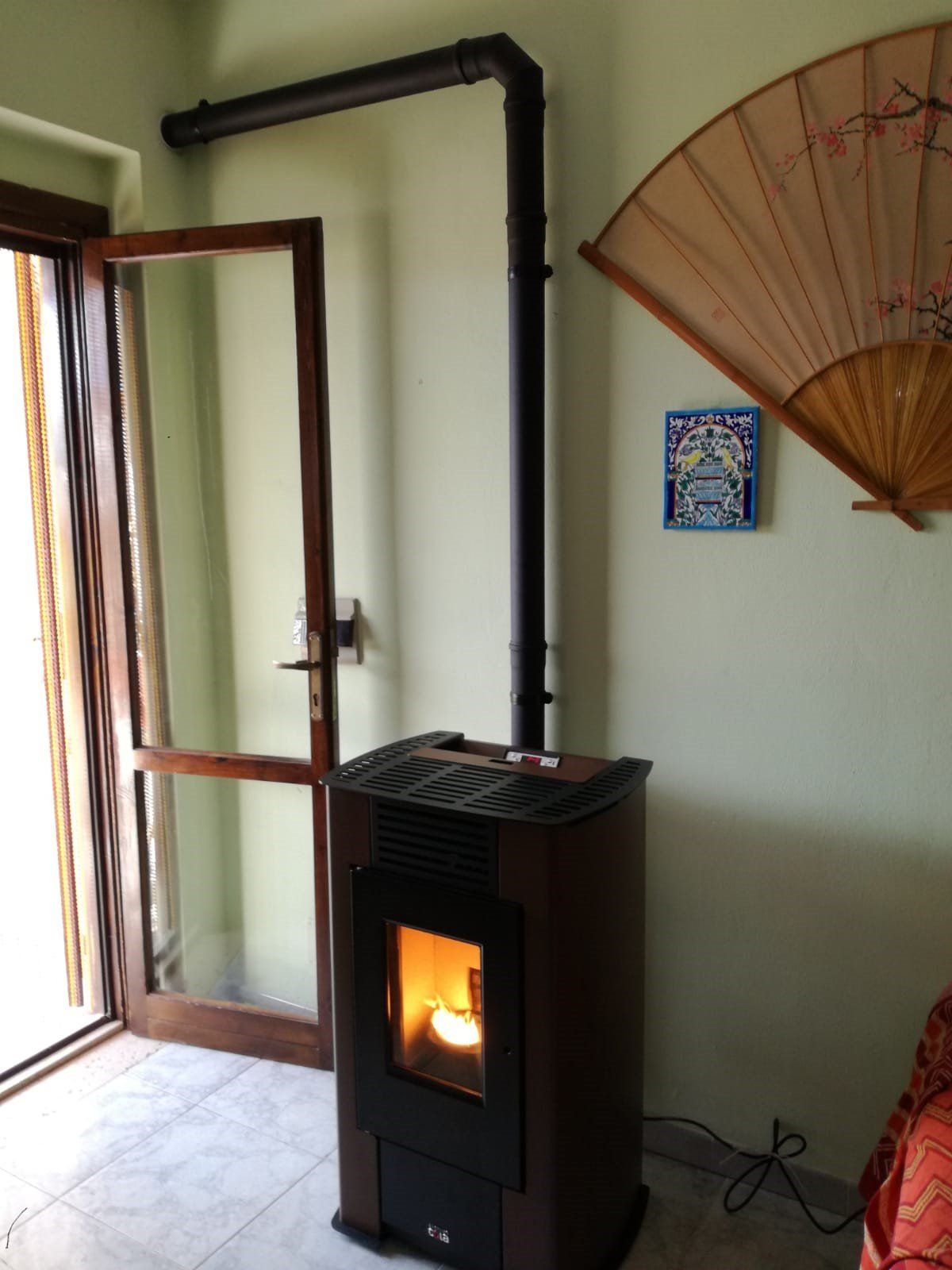 Stufa a pellet accesa