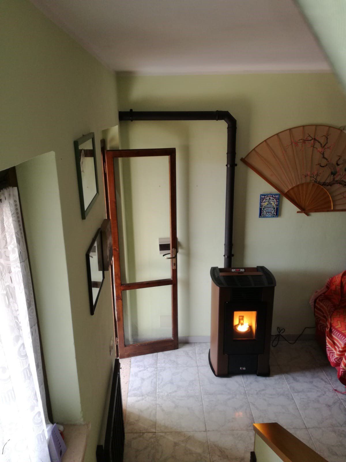 Stufa a pellet in ambiente domestico