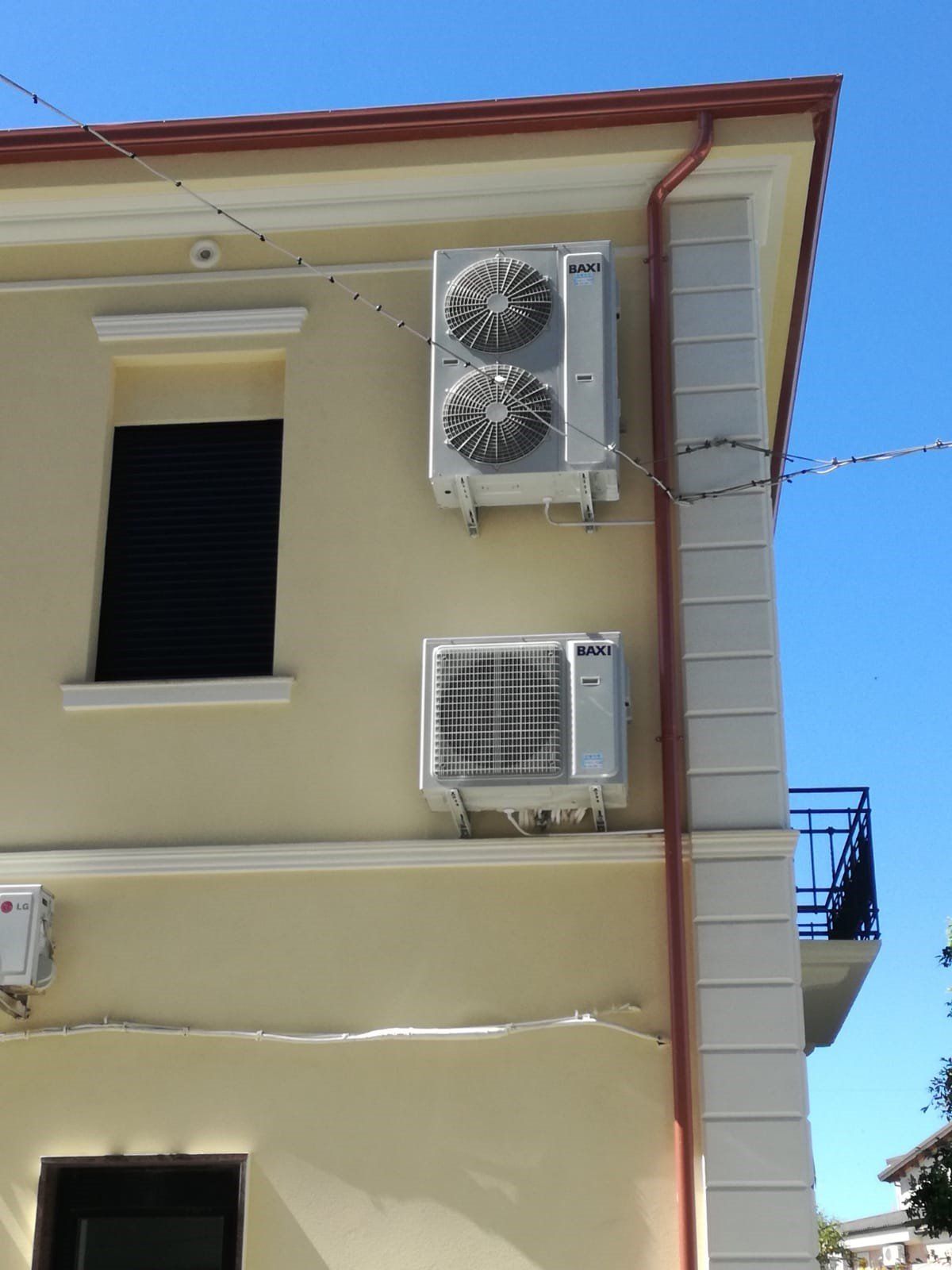 Impianto di condizionamento su facciata esterna