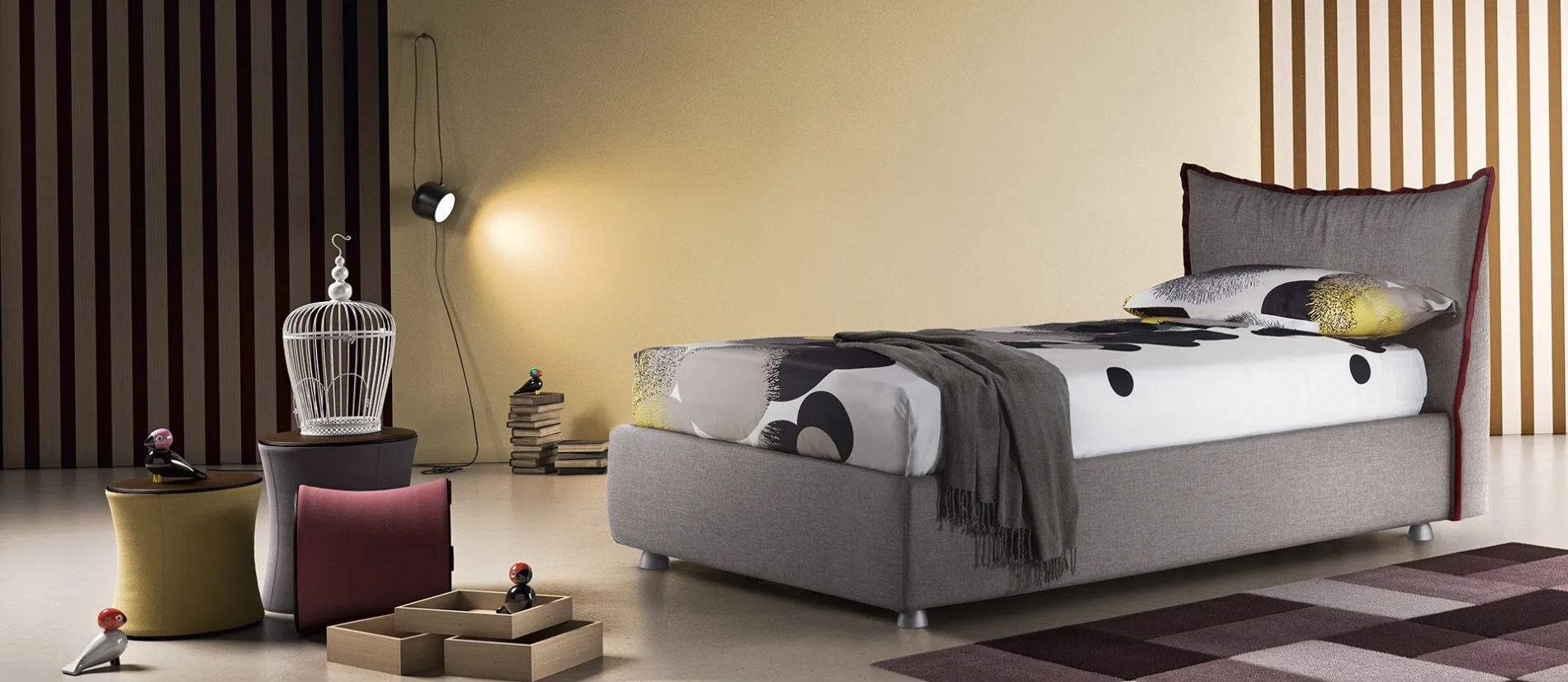 Letto e parete chiara