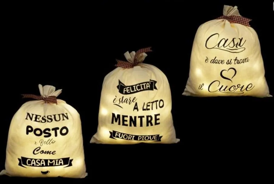 Sacchi con luci e scritte