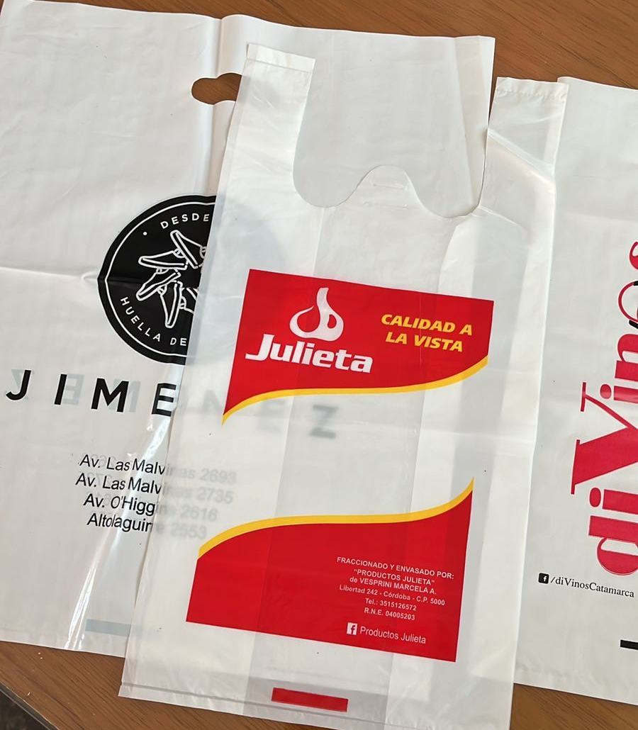 Tres bolsas de plástico blancas con la marca, incluido el logotipo de 