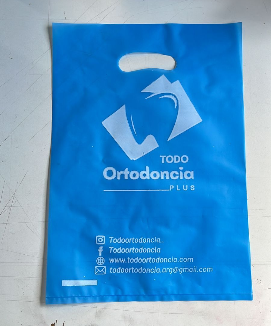 Una bolsa de compras de plástico azul con el logotipo blanco y el texto 