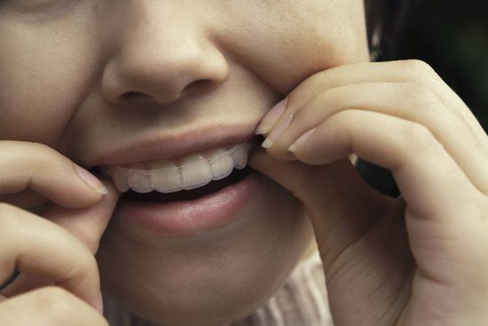 una bimba che si lava i denti