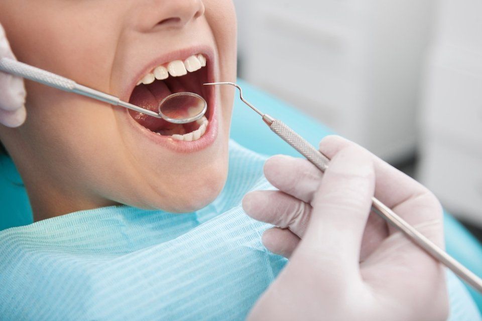 un bambino durante visita dentistica