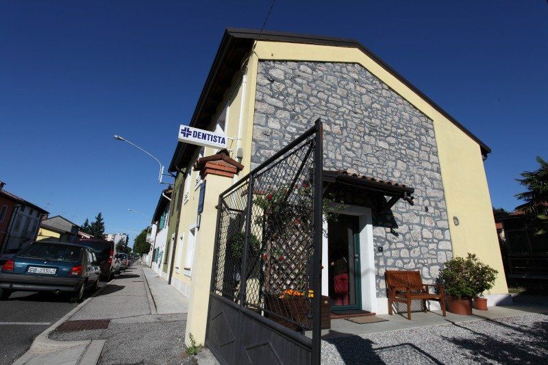 facciata esterna di uno studio odontoiatrico