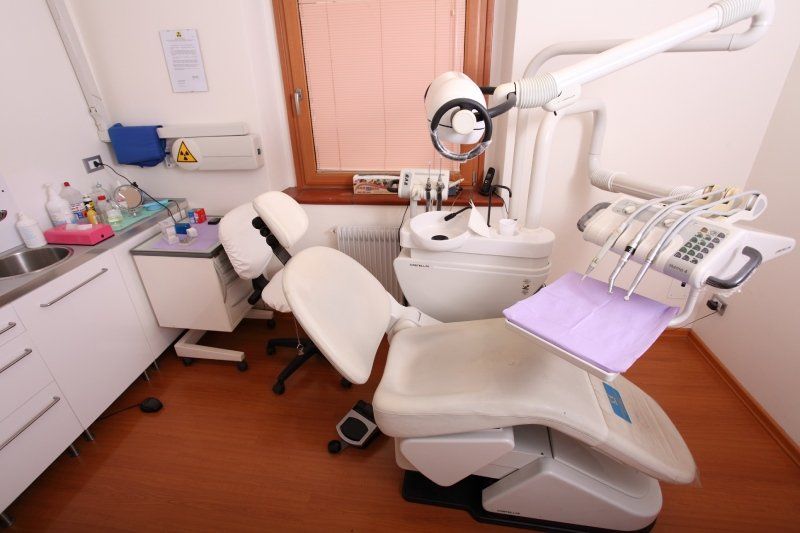 riunito odontoiatrico bianco