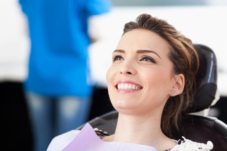 una donna che sorride dal dentista