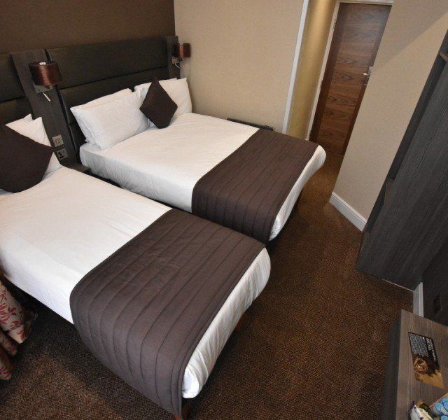 una habitación de hotel con dos camas y un televisor