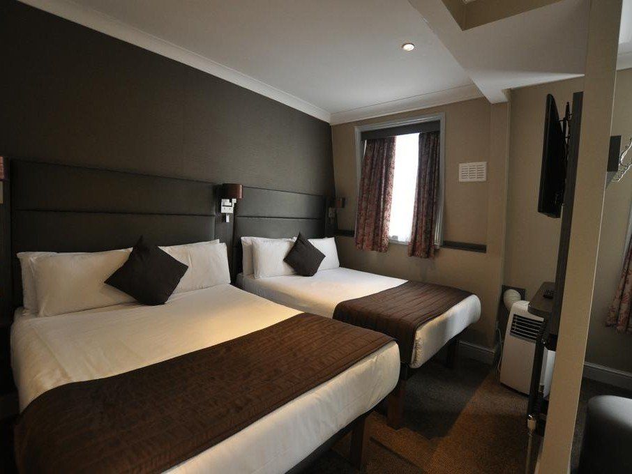 una habitación de hotel con dos camas y un televisor