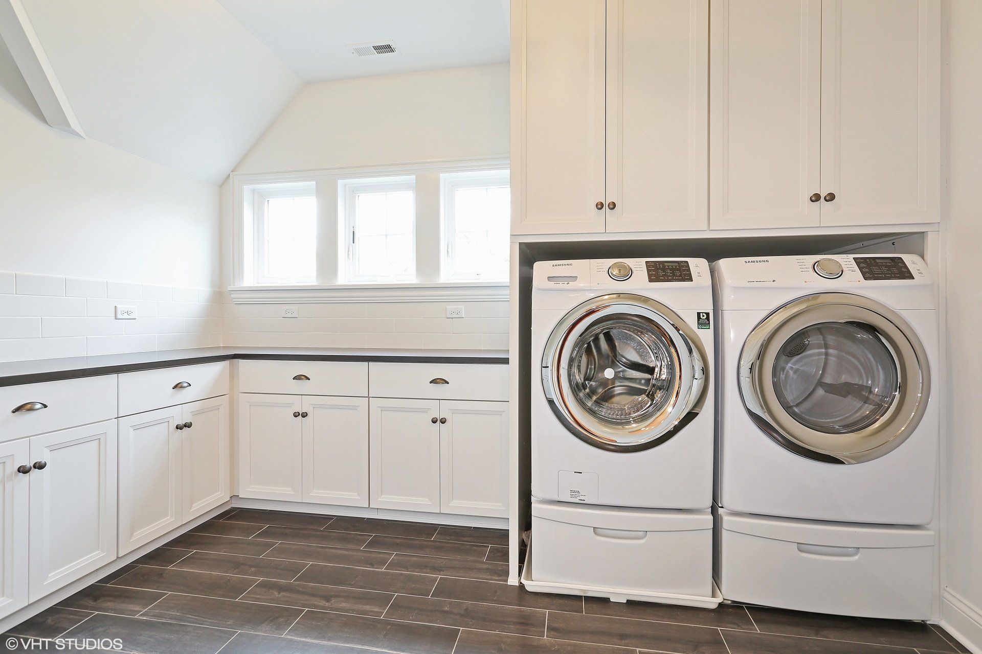 A laundry room with a washer and dryer in it