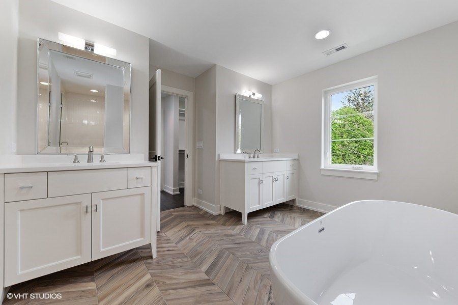 A bathroom with two sinks and a bathtub.