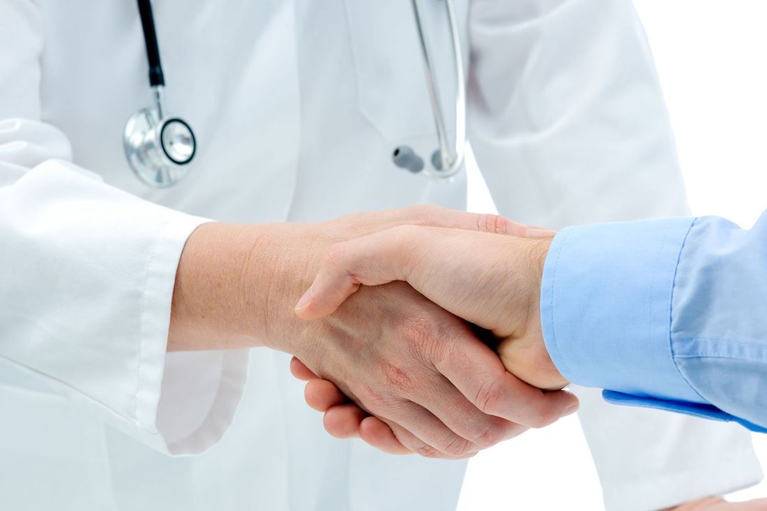 Medico allergologo che stringe la mano a un paziente