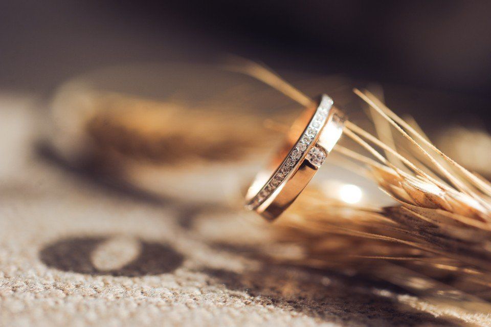 anello in oro giallo con pietre preziose