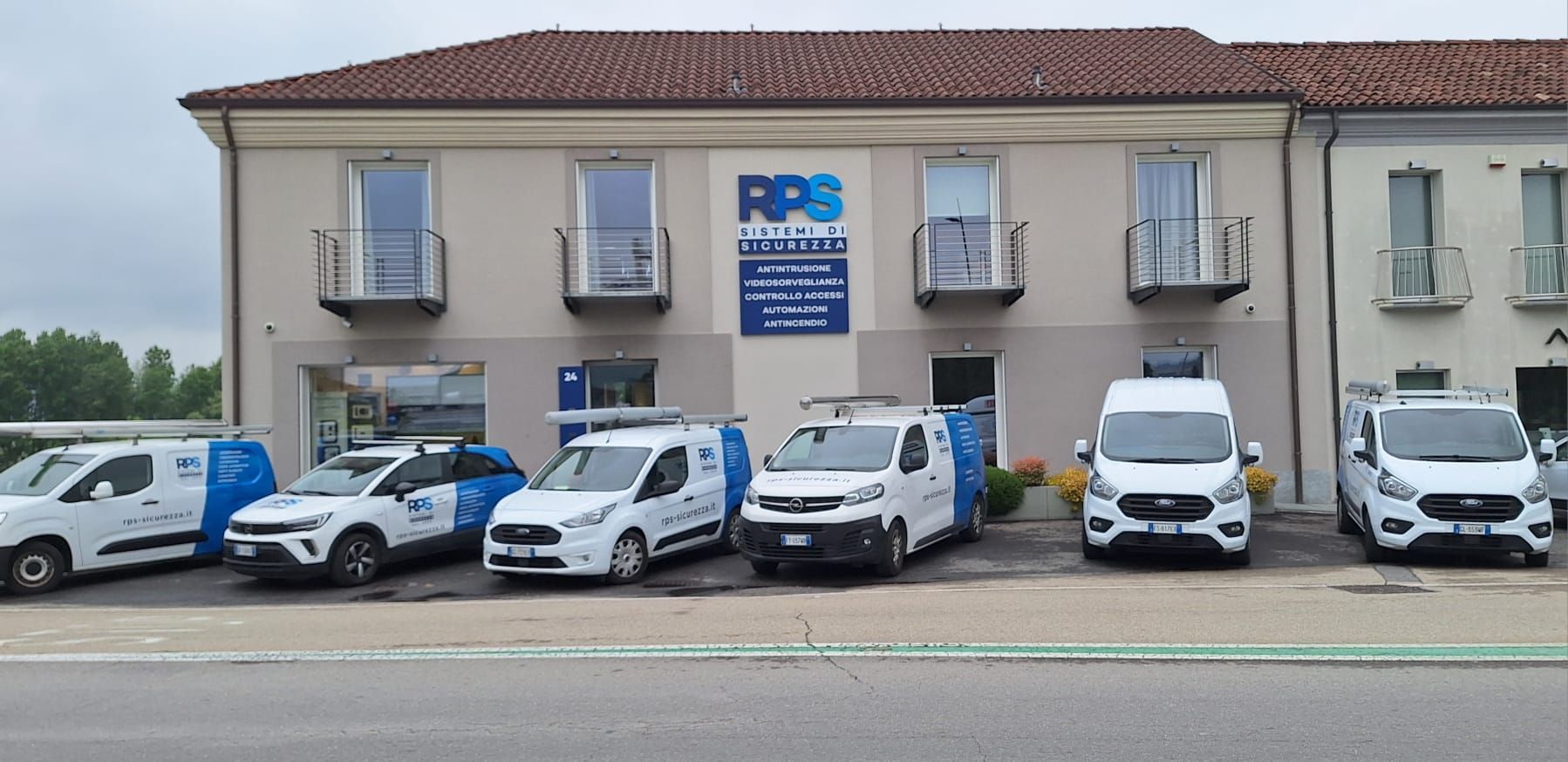 mezzi della ditta di impianti di sicurezza