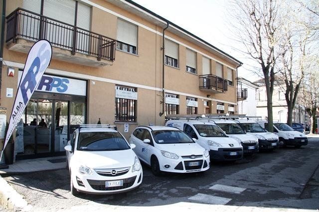 mezzi della ditta di impianti di sicurezza e sistemi antincendio