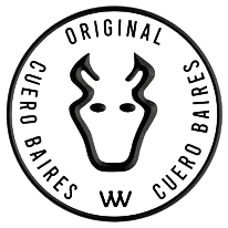 Logotipo para artículos de cuero Cuero Baires: silueta de toro negro dentro de un círculo blanco, con texto alrededor.