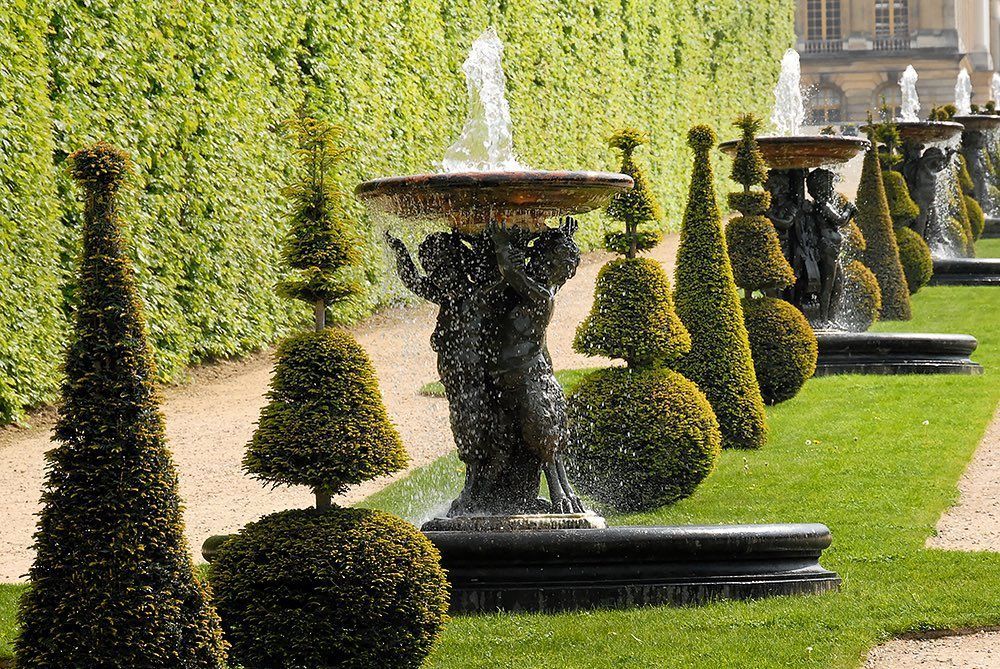 Water Fountains In A Formal Garden With Steel Edging | EverEdge