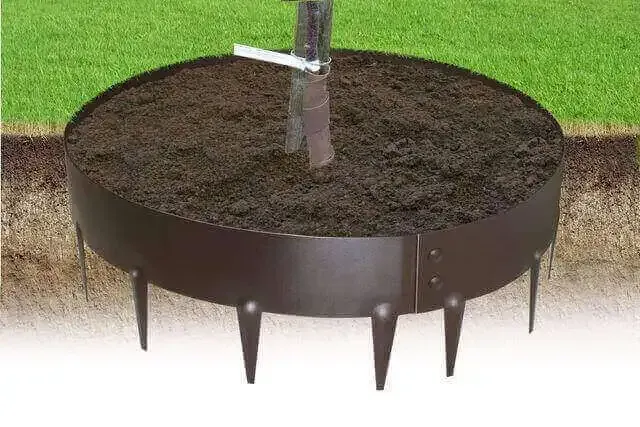EverEdge Tree Rings Used on a Lawn to Highlight Tree Feature
