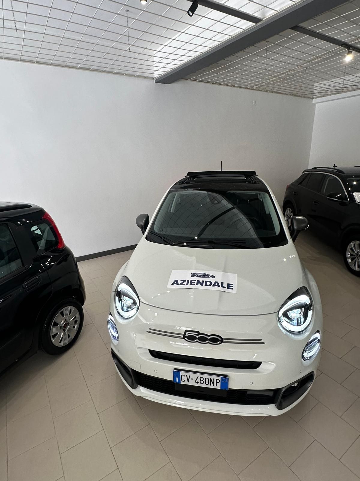 Un'auto bianca è parcheggiata in uno showroom accanto a un'auto nera.