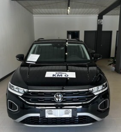 Una Volkswagen KMO nera è parcheggiata in uno showroom