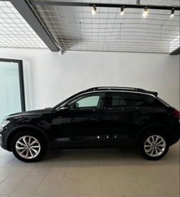 Un SUV nero è parcheggiato in uno showroom