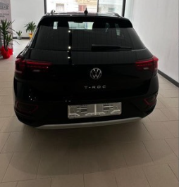 Una Volkswagen nera è parcheggiata in uno showroom
