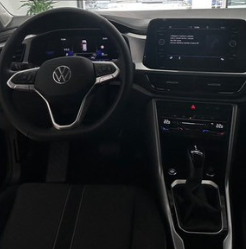 L'interno di un'auto con volante e cruscotto