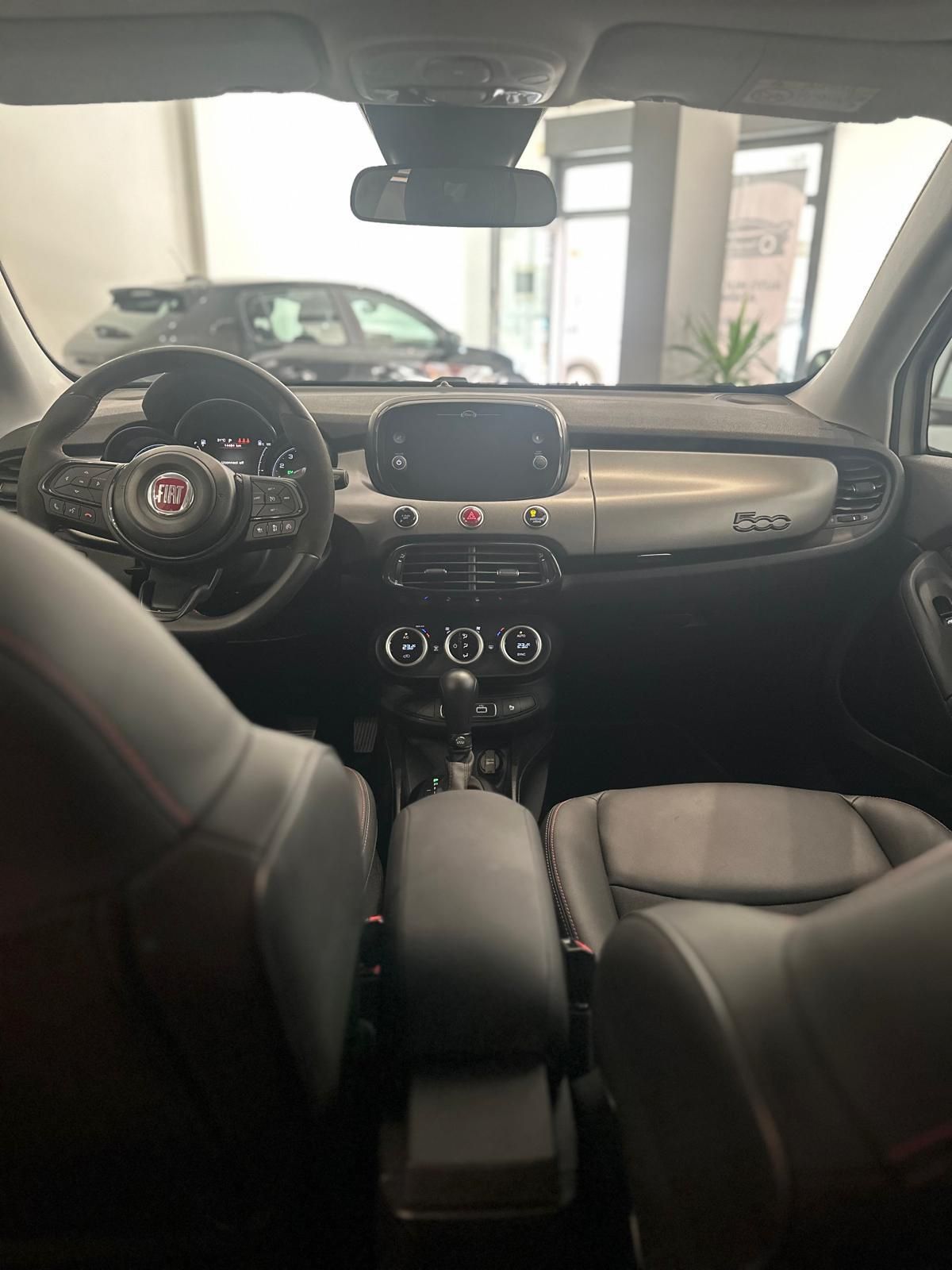 L'interno di una fiat 500 è mostrato in uno showroom.