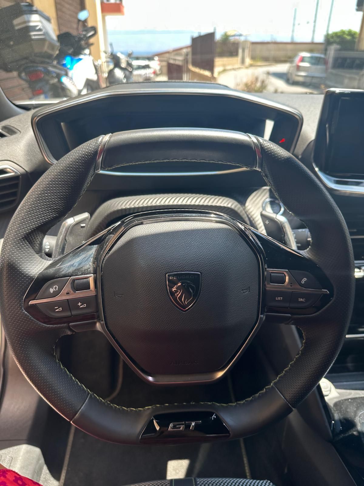 Un primo piano del volante di un'auto