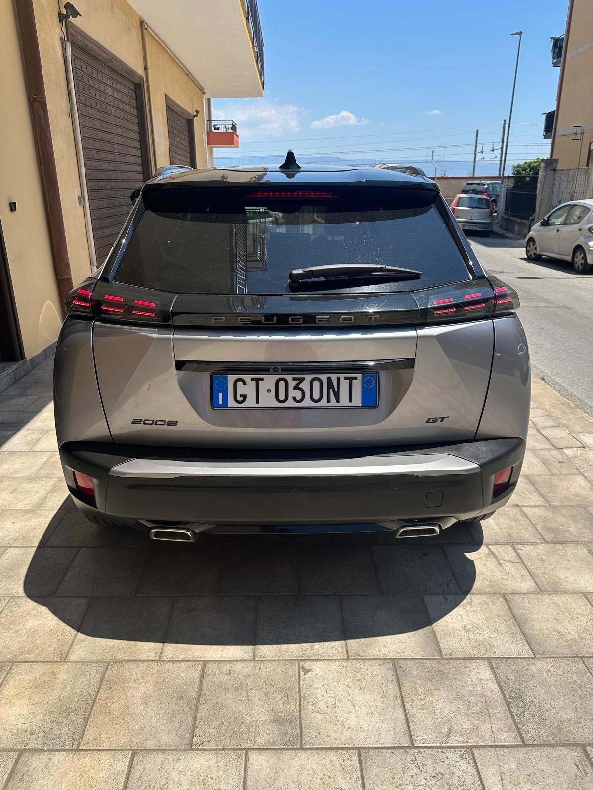 Il retro di un'auto con una targa che dice gt 030nt