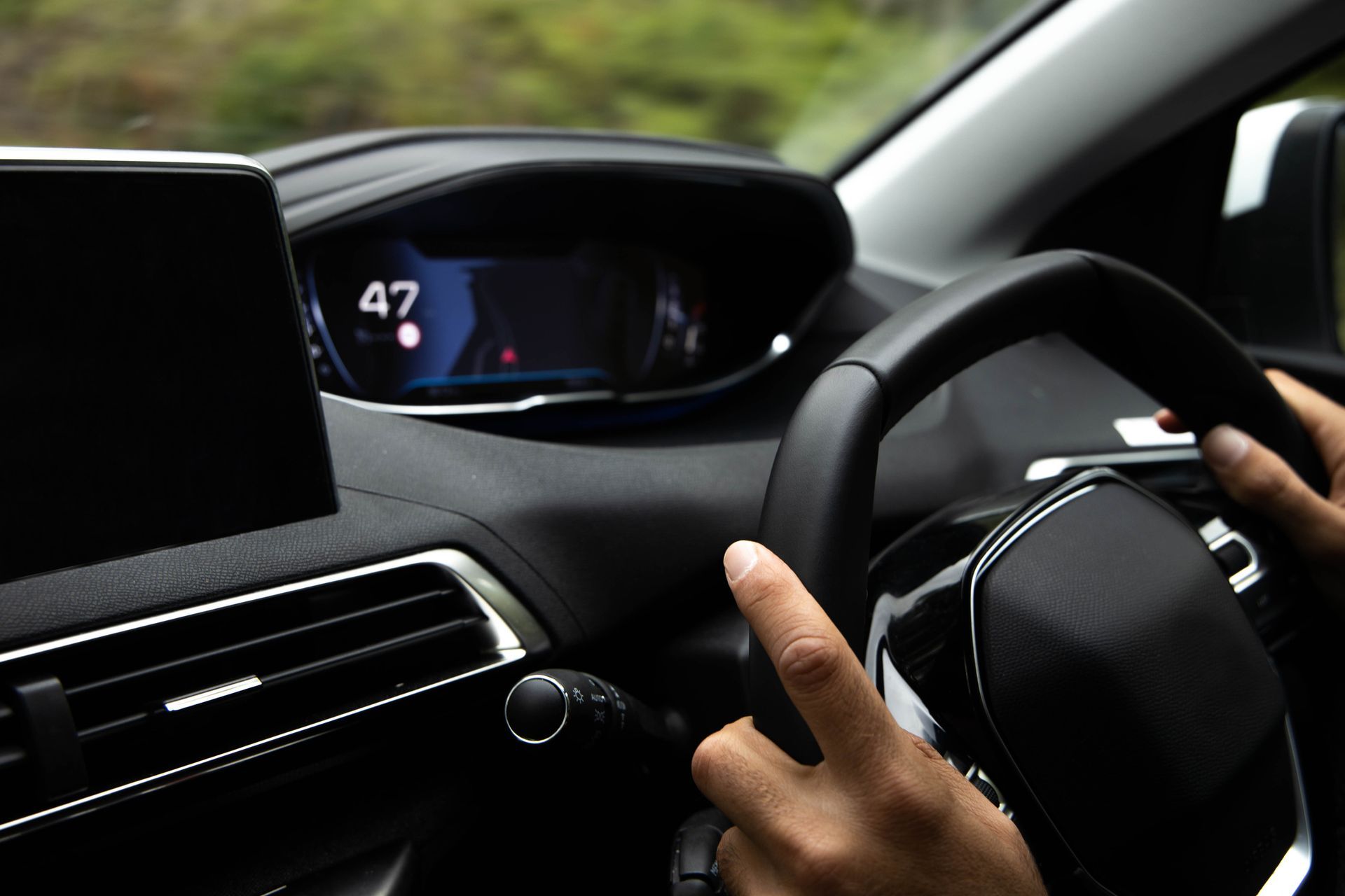 Una persona sta guidando un'auto con il numero 47 sul cruscotto