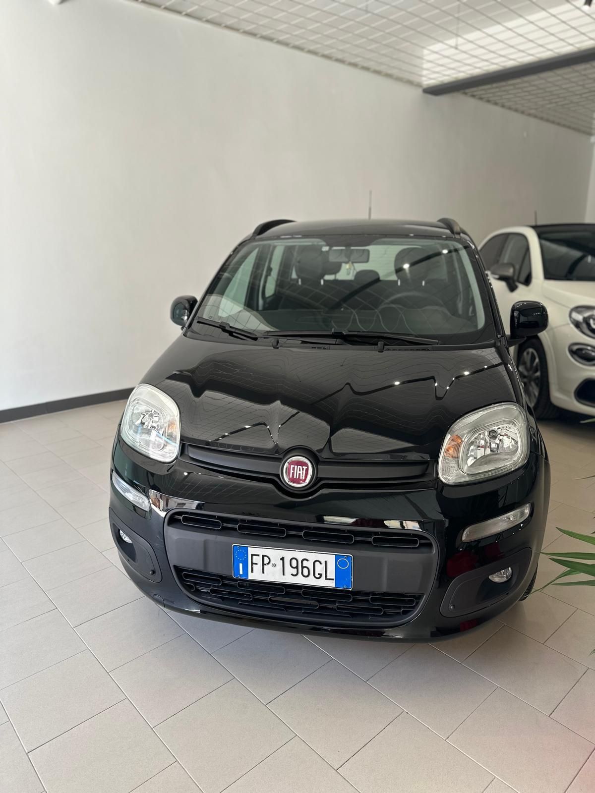 Una fiat panda nera è parcheggiata in uno showroom.