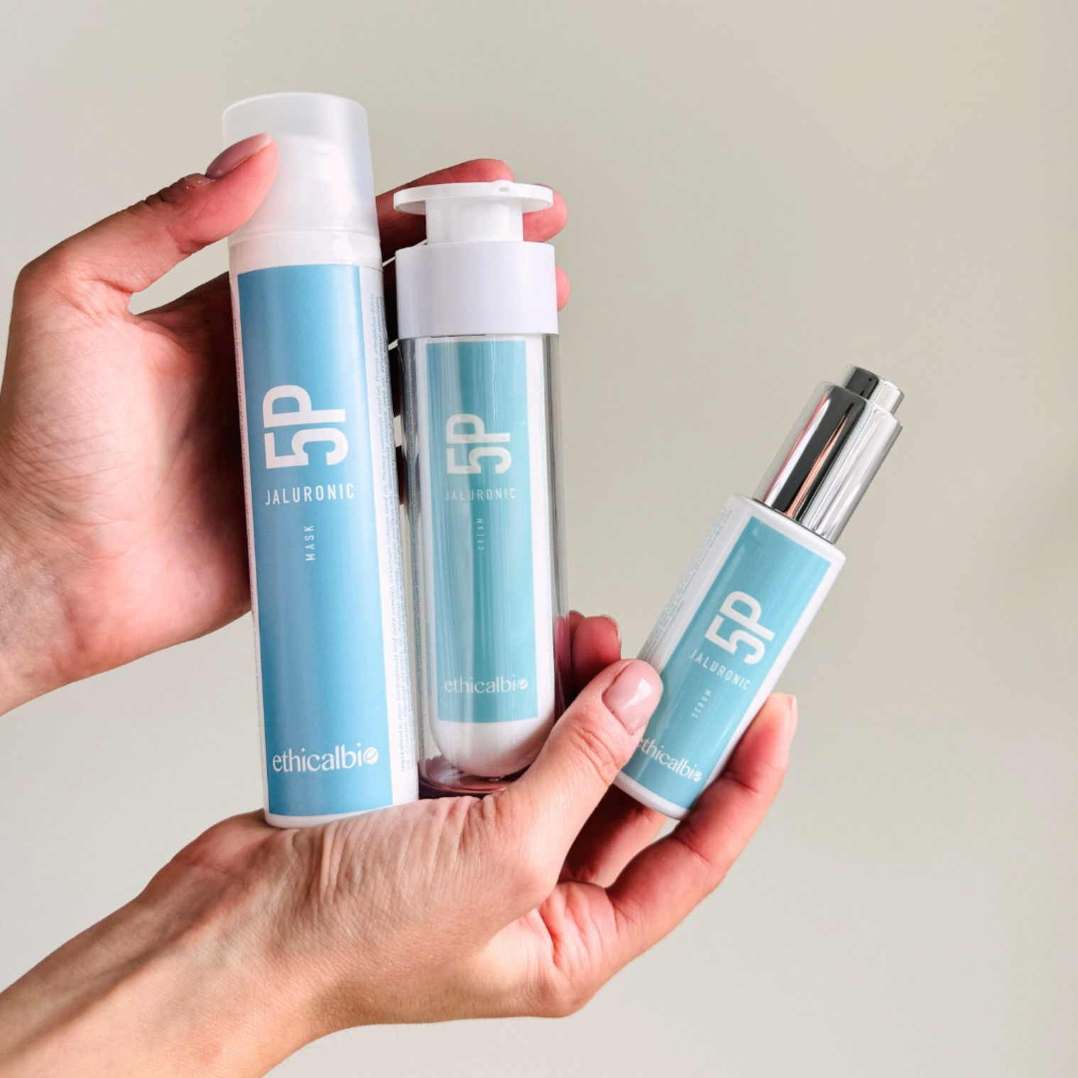 Una persona tiene in mano tre bottiglie di cosmetici di ethicalbio