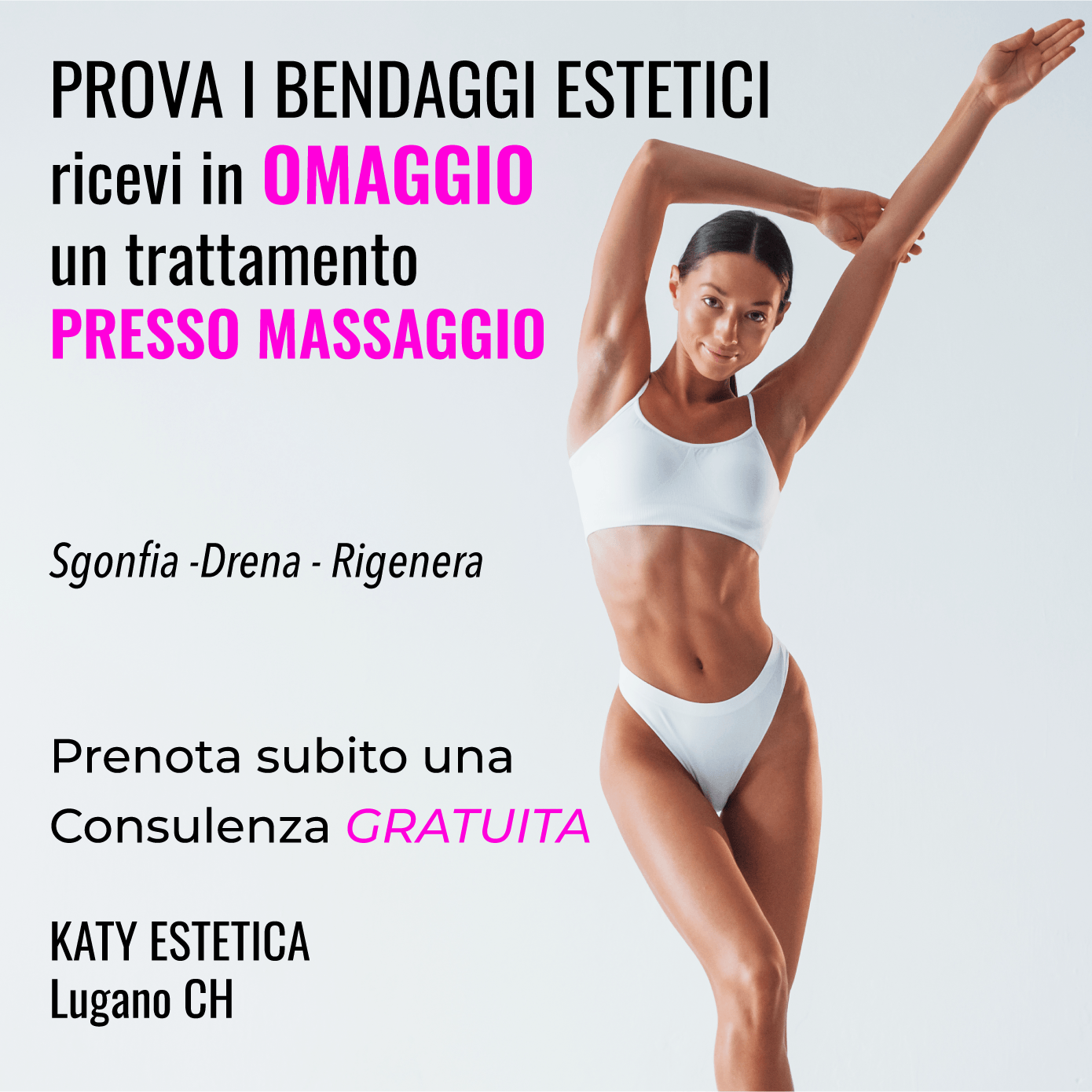 Una donna in bikini bianco sta in piedi con le braccia alzate